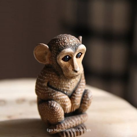 Wood Carved Animals, Wood Figures, Wood Carving Patterns For Beginners, Wood Sculpture Animal, Monkey Wood Carving, Whimsical Carvings, Monkey Wood, Carved Wooden Animals, Armadura Cosplay