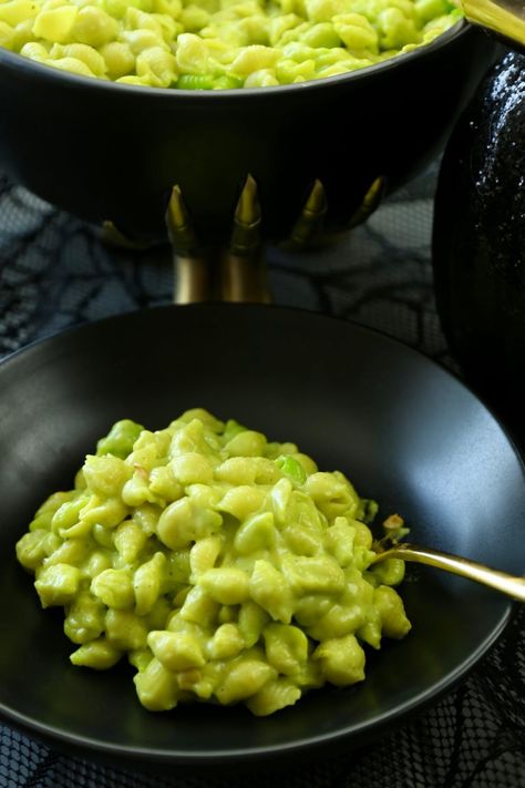 This Halloween-Inspired Toxic Mac N Cheese is a kid-friendly side dish perfect for your Halloween dinner or party. This homemade mac n cheese, with its toxic green color, is as fun to make as it is to eat! Homemade Mac N Cheese, Kid Friendly Side Dishes, Slow Cooker Mac And Cheese, Halloween Party Appetizers, Easy Halloween Food, Halloween Dinner, Fair Food Recipes, Halloween Food For Party, Seasonal Food