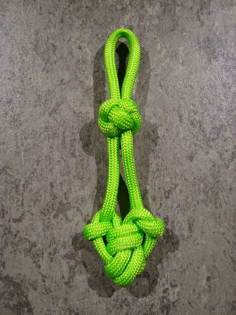 Green heart keychain fob Paracord Heart Keychain, Paracord Bracelet Instructions, Cord Bracelet Diy, Knots Jewelry, Horseshoe Crafts Projects, Paracord Projects Diy, Paracord Bracelet Tutorial, Wood Badge, Paracord Braids