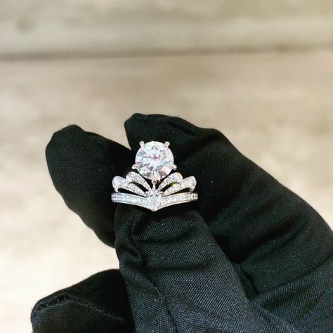 Vincent - Chaumet Vendôme on Instagram: Our modern Joséphine Splendeur Impériale engagement ring #chaumet #josephine #imperial #tiara #highjewelry #jewerly #modern #design Chaumet Engagement Ring, Chaumet Ring Engagement, Chaumet Ring, Song Hye Kyo Chaumet, Bee My Love Chaumet Rings, Chaumet Josephine, Chaumet Jewelry Set, Chaumet Josephine Ring, Bow Ring