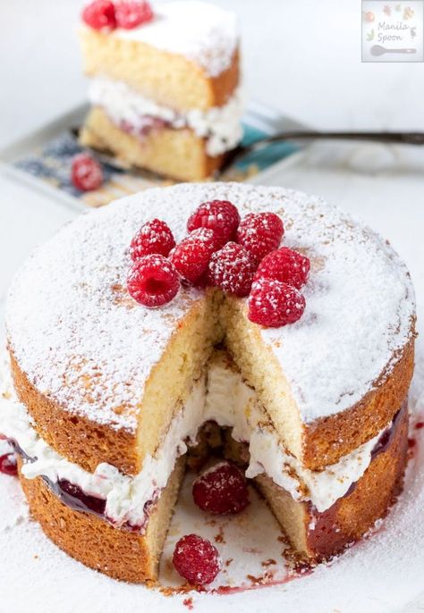 The technique used in making this classic English Victoria Sponge Cake results in a tender and perfect crumb, moist and super yummy cake! I dare you to eat just one slice. Always perfect with a cup of tea! Victoria Sandwich, British Cake, Dessert Cravings, Sponge Recipe, Baked Desserts, British Recipes, Berry Recipes, British Desserts, Victoria Sponge Cake