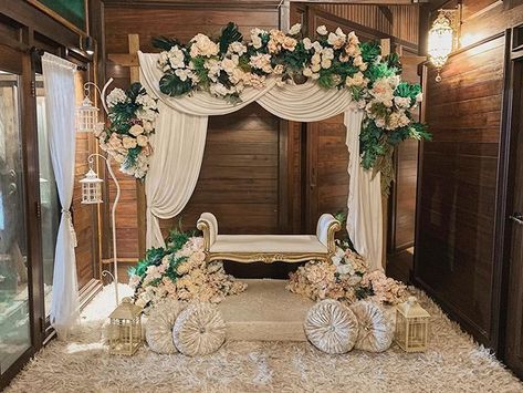 Minimalist Pelamin Nikah, Malay Wedding Pelamin Simple, Malay Wedding Pelamin Rustic, Pelamin Rustic, Dekor Nikahan, Nikah Ideas, Pelamin Tunang, Pelamin Cantik, Wedding Interior