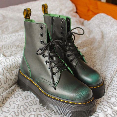 📸 #drmartens #jadon #docs #green #vintage #leather #boots #platforms #docs #docmartens #drmartensstyle #worndifferent #drmartensofficial… Unique Doc Martens, Jadon Docs, Green Doc Martens, Doc Boots, Vintage Doc Martens, Painted Boots, Platform Doc Martens, Vintage Leather Boots, Boots Diy