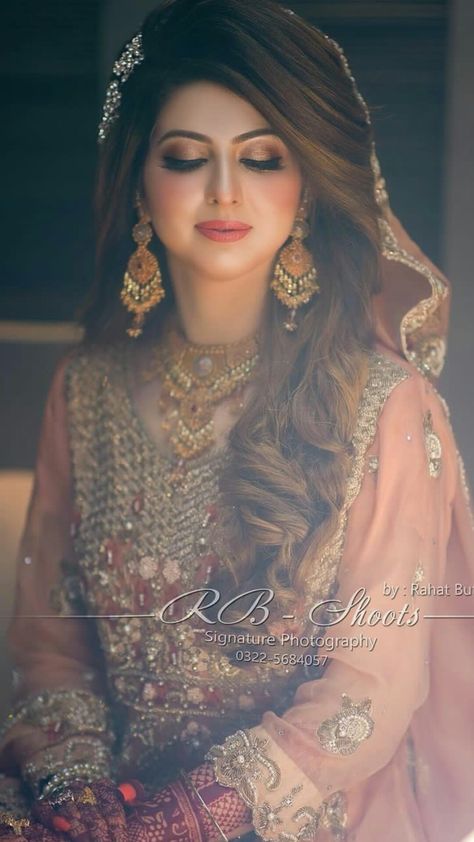 Pakistani Bridal Makeup Hairstyles, Pakistani Wedding Hairstyles, Pakistani Bridal Hairstyles, Pakistani Bridal Makeup, Engagement Hairstyles, Bridal Makeup Images, Asian Bridal Dresses, Bride Photography Poses, Bridal Hair Buns