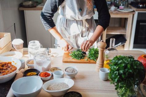 Parsley tea isn’t the only way to reap the perks of the healthy herb Parsley Tea, Alice Waters, Best Bagels, New Kitchen Gadgets, Cooking Courses, Healthy Herbs, Smart Cooking, Cooking School, Slow Food