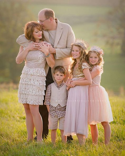 Family pose Spring Family Pictures, Family Portrait Outfits, Fall Family Photo Outfits, Family Portrait Poses, Family Photoshoot Outfits, Family Picture Poses, Photography Poses Family, Family Photo Pose, Spring Family