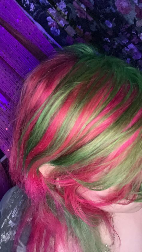 Red And Green Dyed Hair, Green And Pink Hair Aesthetic, Scene Hair Inspiration, Pink And Green Hair Dye Ideas, Bright Hair Dye Ideas, Multicolor Hair Ideas, Red And Green Highlights, Green And Red Hair, Red And Green Hair