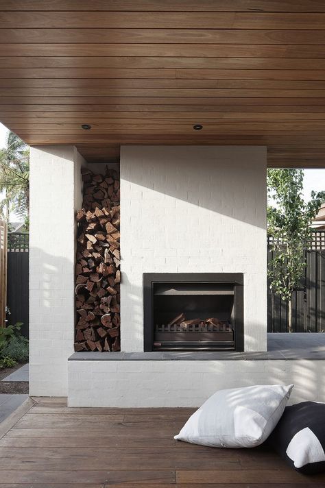 An outdoor fireplace with built-in firewood storage. When Stephen Mendel—co-owner of Australian furniture company Globe West—and his wife bought a rundown 1960s house in the Melbourne suburb of Caulfield, the design-savvy pair knew what they wanted. Experienced remodelers, they had previously worked with Bower Architecture, and turned to the designers to bring their program to life once again. Modern Outdoor Fireplace, 1960s House, Outdoor Fireplace Designs, Fireplace Built Ins, Outdoor Kitchen Design, Fireplace Mantle, Modern Landscaping, Fireplace Design, Outdoor Fire