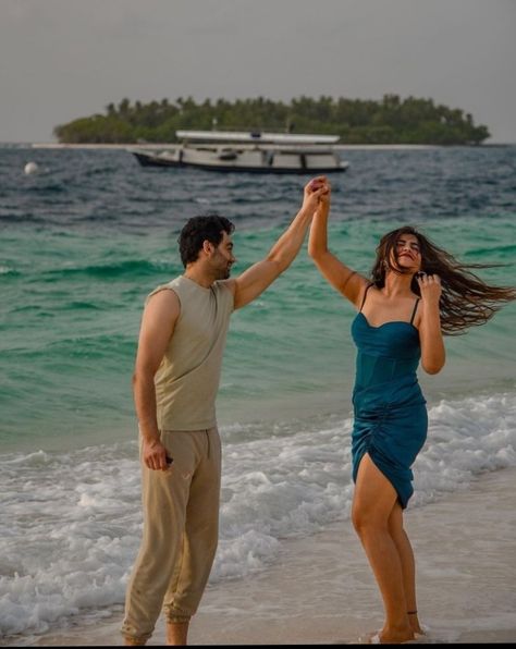 Engagement Photo Shoot Beach, Kritika Khurana, Couples Candid Photography, Beach Photo Session, Bride Photography Poses, Romantic Photoshoot, Beach Photography Poses, Cute Couple Poses, Couple Photoshoot Poses