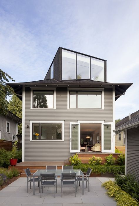 You Wouldn't Expect the Rooftop Addition on This American Foursquare in Portland #exterior #portland #addition #studio Portland Architecture, Four Square Homes, Modern Residential Architecture, Wood Facade, Brick Facade, Wood Patio, Built In Bench, Patio Stones, Historic Home