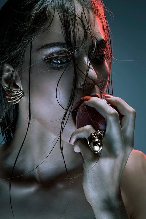 wanna eat a apple? Jewelry Editorial, Foto Art, Jewelry Photography, Wet Look, Girl Face, White Photography, Woman Face, Photography Inspiration, Color Splash