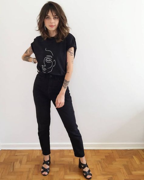 Carolina Rocha (@ca.rocha) • Instagram photos and videos Midsize Museum Outfits, Punk Rock Mom Style, Rock Mom Outfits, Edgy 30s Fashion, Lesbian Alt Fashion, Relaxed Edgy Style, Elder Emo Work Outfit, Grungy Business Casual, Corporate Grunge Outfits