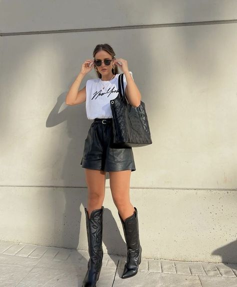 Black Knee High Cowboy Boots Outfit, Outfit Bota Vaquera, Cowboots Outfit For Women, Look Bota Country, Outfit Con Cowboy Boots, Cowgirl Aesthetic Outfit, Ootd Vaquero, Black Cowgirl Boots Outfit, Shorts And Cowboy Boots Outfit