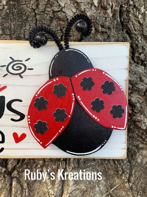 Spring Wood Crafts, Ladybug Wreath, Terra Cotta Clay Pots, Wooden Wall Signs, Ladybug Crafts, Craft Booth Displays, Bee Wreath, Wooden Wreaths, The Little Things In Life