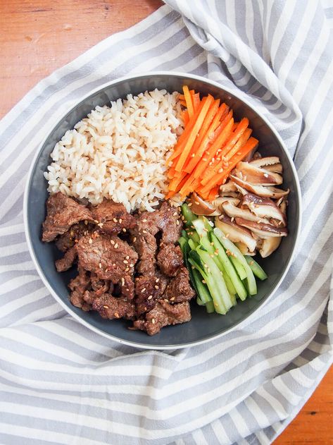 This beef bulgogi is easy to prepare, highly adaptable and full of delicious flavor. Plus, even better, it's perfect for meal prep Koreansk Mad, Beef Bulgogi Recipe, Korean Beef Bulgogi, Korean Bbq Beef, Bulgogi Recipe, Simple Dinners, Best Beef Recipes, Beef Bowls, Bulgogi Beef