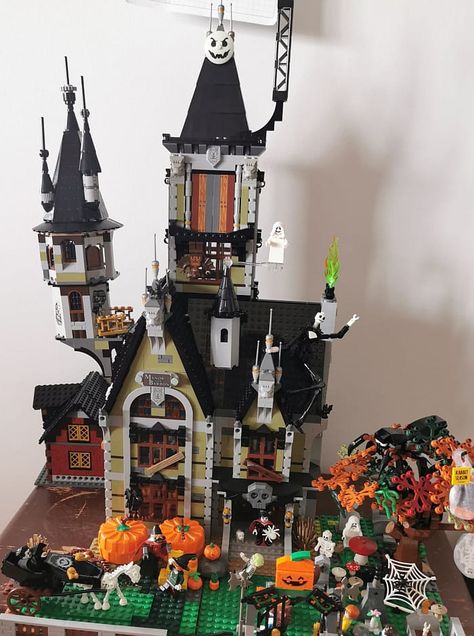 Lego Haunted House Diy, Lego Haunted House Ideas, Halloween Lego Ideas, Lego Halloween Ideas, Disney Lego Ideas, Lego Halloween Village, Lego Witch House, Lego Halloween Build, Halloween Legos