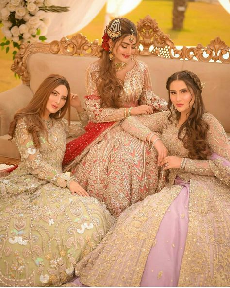 Sisters Photography Poses, Bride Fashion Photography, Bridesmaid Poses, Sisters Photoshoot Poses, Bridesmaid Photoshoot, Indian Bridesmaid Dresses, Indian Wedding Poses, Bride Photos Poses, Sister Poses