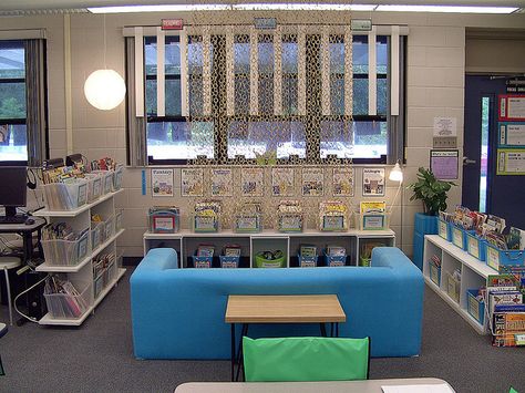 Classroom library!!! Wow!!!! Classroom Arrangement, Clutter Free Classroom, Classroom Layout, Classroom Organisation, Reading Centers, New Classroom, Creative Classroom, Classroom Library, Classroom Design