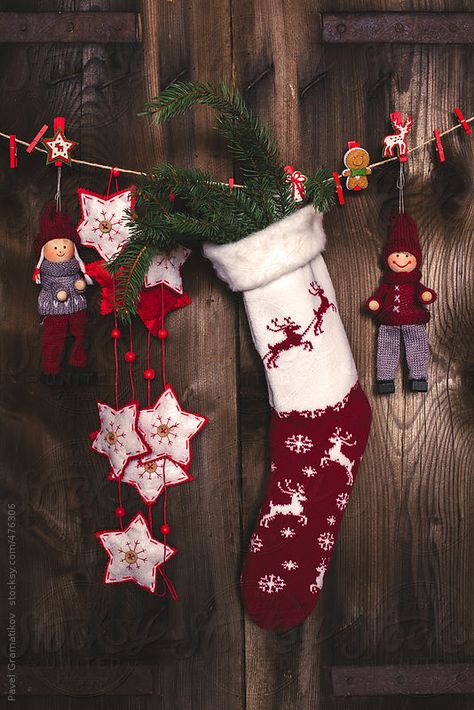 Ghirlanda con Calza Christmas Stocking Photography, Stocking Photography, Hanging Christmas Stockings, Product Styling, Stand Ideas, Christmas Things, Xmas Ornaments, 1st Christmas, Christmas Stocking