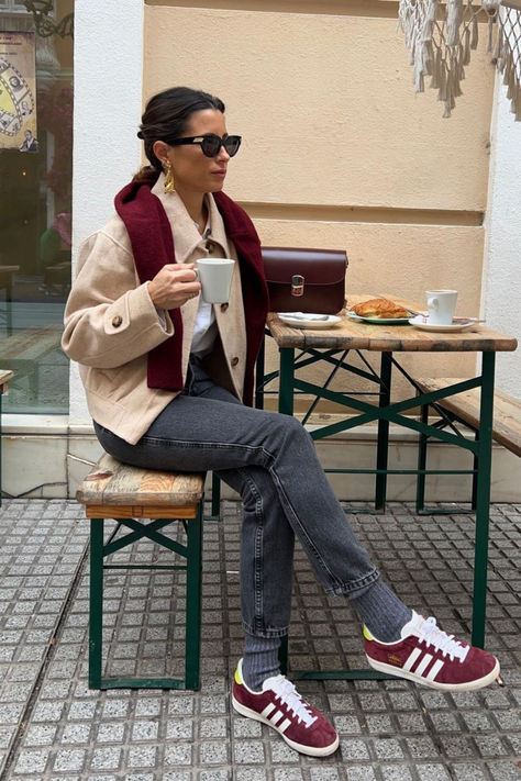 @marvaldel is drinking a coffee while wearing Sézane Nelson mottled beige jacket and Milo classic burgundy bag. The grey denim trousers and sneakers are personal pieces. Burgundy Adidas Outfit, Burgundy Sneakers Outfit, Leather Sneakers Outfit, Burgundy Shoes Outfit, Burgundy Bag, Burgundy Outfit, Beige Outfit, Beige Jacket, Outfit Fall