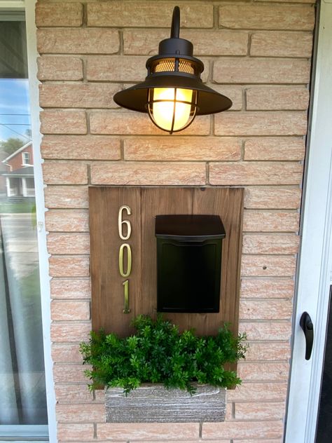 Add a modern touch to the front of your house with this house number + mailbox design. Modern Mailbox On House, Craftsman Style Flower Boxes, Mounted Mailbox Ideas Front Doors, Mailbox By Front Door, Mailbox Attached To House Ideas, Mail Box On House Ideas, House Number Mailbox Planter, House Numbers And Mailboxes, House Mounted Mailbox Ideas