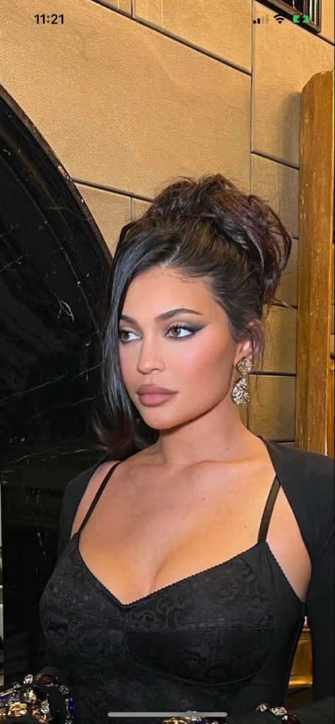 Classy Side Part Hair, Khloe Kardashian Updo Hairstyles, Updo Kylie Jenner, Kylie Jenner Half Up Half Down Hair, Hair Ideas For Night Out, Hairstyles For Medium Length Hair Elegant, Hair Styles New Years Eve Night, Khloe Kardashian Hair Updo, Best Hair For Diamond Face Shape