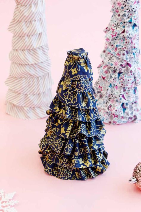 Styrofoam Christmas Tree Covered with Fabric - see kate sew Styrofoam Christmas Tree, Christmas Tree Tutorial, Strip Fabric, Tree Tutorial, Fabric Christmas Trees, Cone Christmas Trees, Toile Fabric, Ruffle Fabric, Christmas Tree Pattern