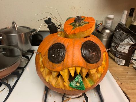 punkin 🤣 Coraline Pumpkin Ideas, Other Mother Pumpkin, Gru Pumpkin, Coraline Pumpkin Carving, Coraline Pumpkin, Eyes Pumpkin, Eye Pumpkin, Coraline Button Eyes, Coraline Pfp