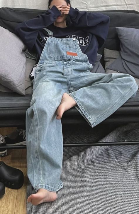 Oversized Overalls Outfit Aesthetic, Baggie Overalls Outfit, Sweatshirt And Overalls Outfit, Overall Outfits Aesthetic, Dungarees Aesthetic, Overalls Outfit Ideas, Jumpsuit Aesthetic, Salopette Outfit, Overalls Outfit Winter