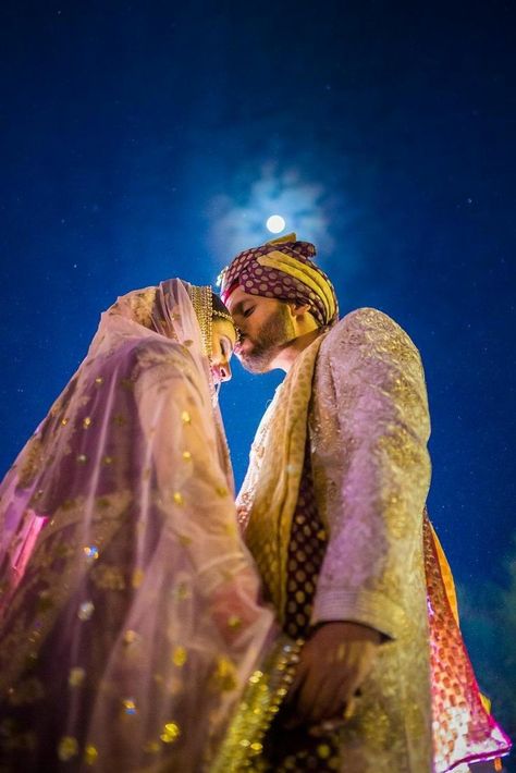 Night Wedding Indian, Wedding Night Photo Ideas, Marriage Photo Ideas, Indian Night Wedding, Indian Wedding Pics, Indian Wedding Pose, Wedding Poses Indian, Photoshoot Wedding Ideas, Wedding Shots Photography