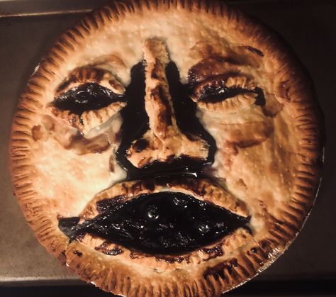 #pie #blueberrypie #halloween #humanface #humanfacepie Scary Pie Face, Halloween Meatloaf, Halloween Pies, Brain Cake, Zombie Cake, Recetas Halloween, What Is Halloween, Marshmallow Fondant, Monster Cake