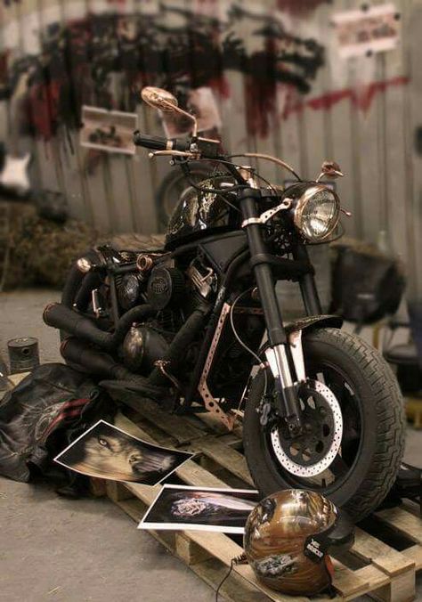 Gothic Bobber Suzuki Marauder Sick Motorcycles, Gothic Motorcycle, Gothic Aesthetic, Dream Apartment, Custom Motorcycle, The Marauders, Movie Characters, Weeding, Drake