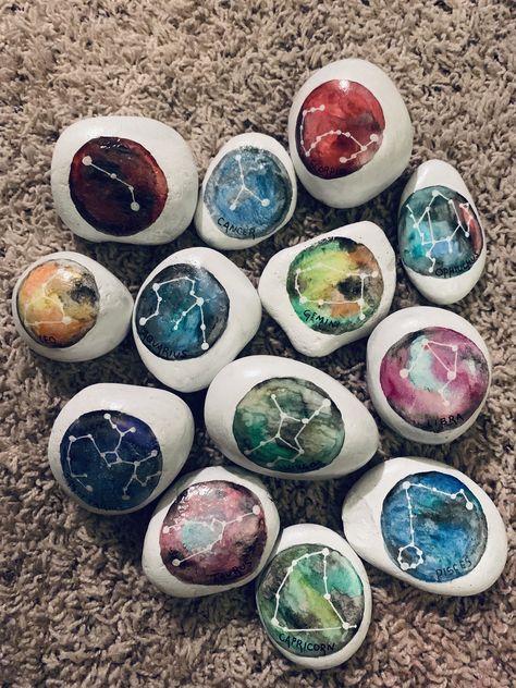 Watercolor galaxy and constellation rocks #paintedrocks #watercolor #galaxy #space #astrology #starsigns #zodiac Astrology Crafts, Astrology Painting Ideas, Easy Astrology Painting, Constellation Art Project, Space Painted Rocks, Galaxy Painted Rocks, Zodiac Crafts, Starsigns Zodiac, Rock Keychain