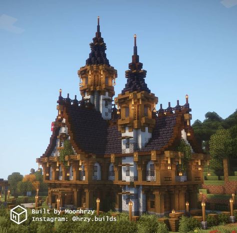 Minecraft House Inspiration Medieval, Minecraft Fantasy City Ideas, Medieval Manor Minecraft, Minecraft Building Ideas Fantasy Castle, Minecraft Mansion Build, Minecraft Mountaintop House, Cottage Mansion Minecraft, Medieval Fantasy Minecraft House, Large Medieval House Minecraft