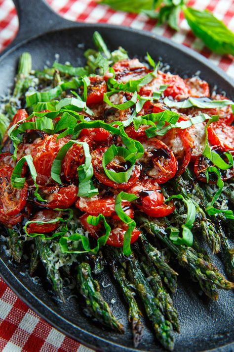 Balsamic Parmesan Roasted Asparagus and Tomatoes Parmesan Roasted Asparagus, Asparagus And Tomatoes, Roasted Asparagus, God Mat, Veggie Side Dishes, Asparagus Recipe, Tomato Recipes, Vegetable Sides, Iron Skillet