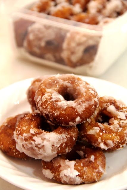 Kuih Keria (Sweet Potato Rings aka Malaysian Donuts) Kuih Dadar, Kuih Keria, Potato Rings, Malaysian Food Desserts, Malaysian Kuih, Potato Donuts, Nyonya Food, Kuih Lapis, Masakan Malaysia