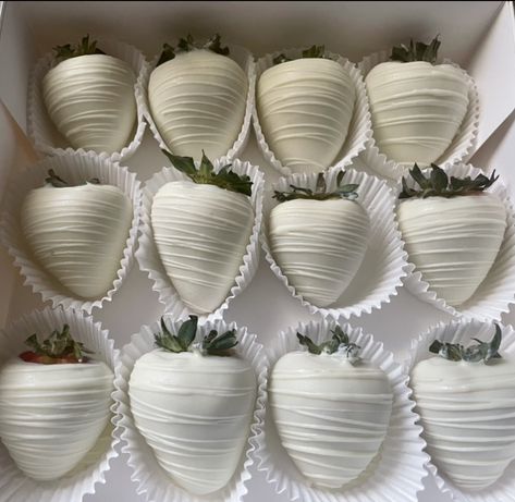 Simple Chocolate Covered Strawberries Ideas, White Treats For Party, Green And White Chocolate Strawberries, Elegant Dessert Ideas, Basic Chocolate Covered Strawberries, White Chocolate Fountain Bar, Choco Covered Strawberries, White Dessert Ideas, Black And White Chocolate Strawberries