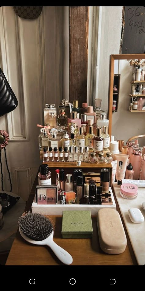 Organized Clutter Aesthetic Bedroom, Makeup Vanity Aesthetic, Makeup Organization Aesthetic, Vintage Vanity Aesthetic, Spot Light Photoshoot, Aesthetic Vanity, Vanity Aesthetic, Room Ideas For Men, Light Photoshoot