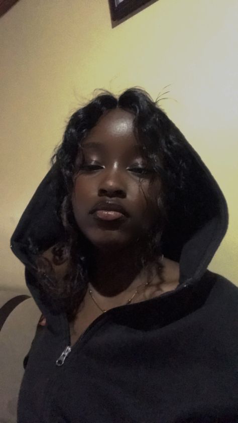 Dark skin makeup Dark Skin Female Model, Dark Skin Girl Aesthetic, Igari Makeup Dark Skin, Dark Skin Girls Pretty, Hair Dye For Dark Skin, Clear Dark Skin, Dark Skin Curly Hair, Pretty Dark Skin Girl, Dark Skin Aesthetic