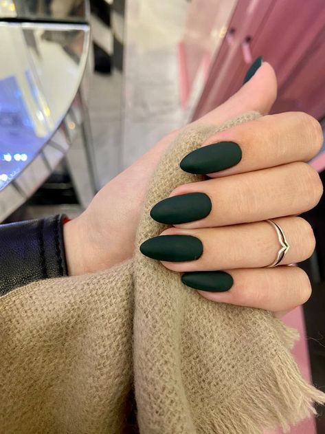 Trendy Nails Matte Green, Dark Matte Nail Ideas, Nails Acrylic Matte Green, Matt Emerald Green Nails, Emerald Nails Matte, Matt Dark Green Nails, Solid Color Nails Matte, Almond Nails Designs Dark Green, Matte Green Almond Nails