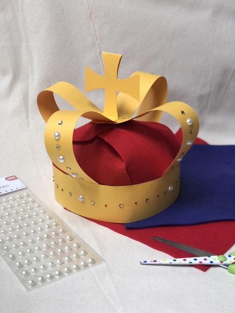 Create a crown fit for royalty with some card, felt and sticky gems! #crown #royal #handmade #makeyourown #coronation #card #felt #royalcrown #king #queen Candy Crown, King And Queen Crowns, King Craft, King Card, Crown Crafts, King Or Queen, Diy Crown, Paper Crowns, Queen Art