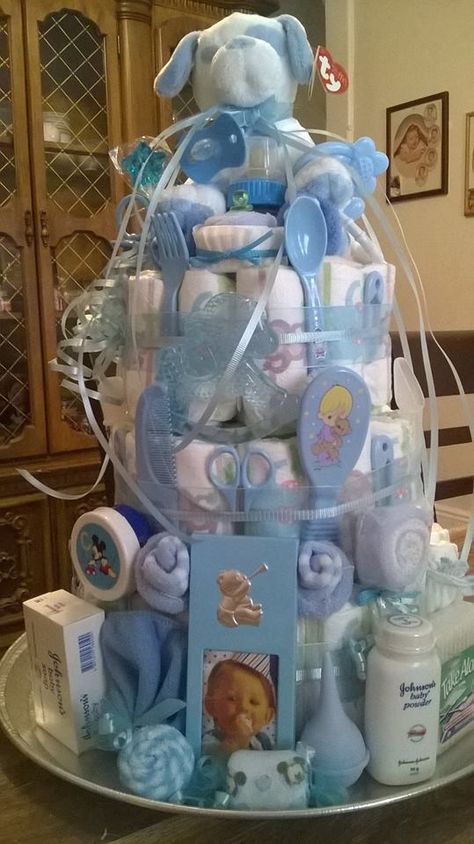 Diaper Basket Gift, Boy Baby Shower Cake Ideas, Boy Diaper Cake Ideas, Baby Shower Gift Ideas For Boys, Creative Diaper Cakes, Ideas For Baby Shower Boy, Diaper Cakes For Baby Boy, Boy Baby Shower Gifts, Baby Shower Centerpieces For Boys