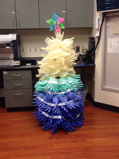 Nurses Christmas tree ---- glove tree ---- DIY Nursing Home Christmas, Diy Tree Ornaments, Xmas Decorations Diy, Door Decorating Contest, Christmas Door Decoration, Work Fun, Christmas Decorating Ideas, Tabletop Christmas Tree, Nurse Christmas