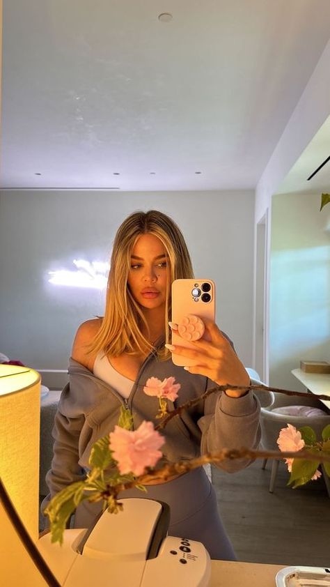 Stories • Instagram Khloe Kardashian Good American, Khloe Kardashian Style, Khloe Kardashian Photos, Khloe K, Kloe Kardashian, Jenner Family, Kardashian Family, Kardashian Style, Kardashian Jenner