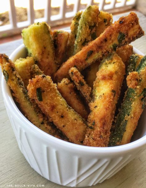 Breaded Zucchini Sticks: A Delicious Appetizer That Everyone Will Love Zucchini Sticks Recipes, Breaded Zucchini, Fried Zucchini Sticks, Deep Fried Zucchini, Air Fryer Zucchini Fries, Air Fryer Zucchini, Low Calorie Vegetables, Zucchini Sticks, Fried Zucchini