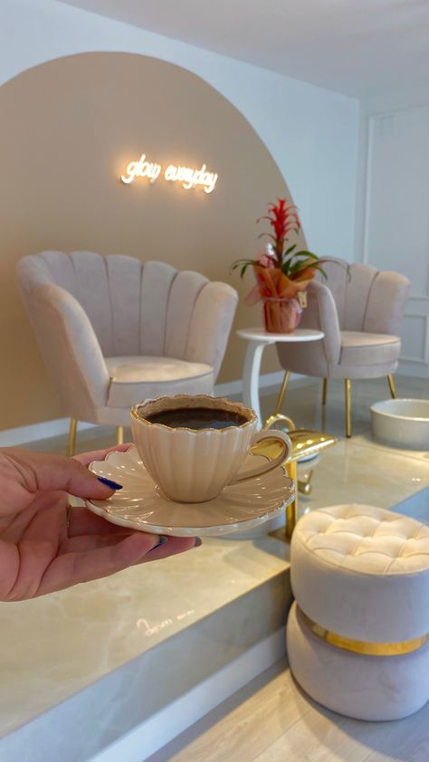 Nail Salon Waiting Area, Small Nail Salon Ideas Business, Nail Salon Aesthetic Interior, Aesthetic Nail Salon Interior, Makeup Artist Studio Decor, Lash Artist Room, Pink Salon Aesthetic, Luxury Beauty Salon Design, Spa Design Ideas