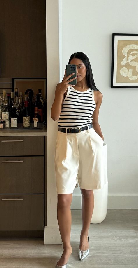 Beige Bermuda Shorts Outfit, Bermuda Jeans Outfit, Look Bermuda, Casual Comfy Outfits, Shorts Ootd, Comfy Casual Outfits, Ootd Spring, Casual Chic Outfits, Fashion Business Casual