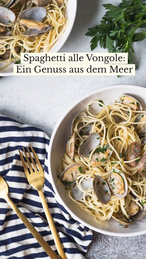 Tauche ein in den Geschmack des Mittelmeers mit unserem Spaghetti alle Vongole Rezept. Zarte Venusmuscheln in einer würzigen Sauce aus Knoblauch, Zwiebeln und Weißwein vereinen sich mit al dente gekochter Pasta zu einem unvergesslichen Genusserlebnis. Ein Muss für Meeresfrüchte-Liebhaber und Liebhaber der italienischen Küche. Spaghetti Vongole, Pinterest Board, Chili, Spaghetti, Sauce, Pasta