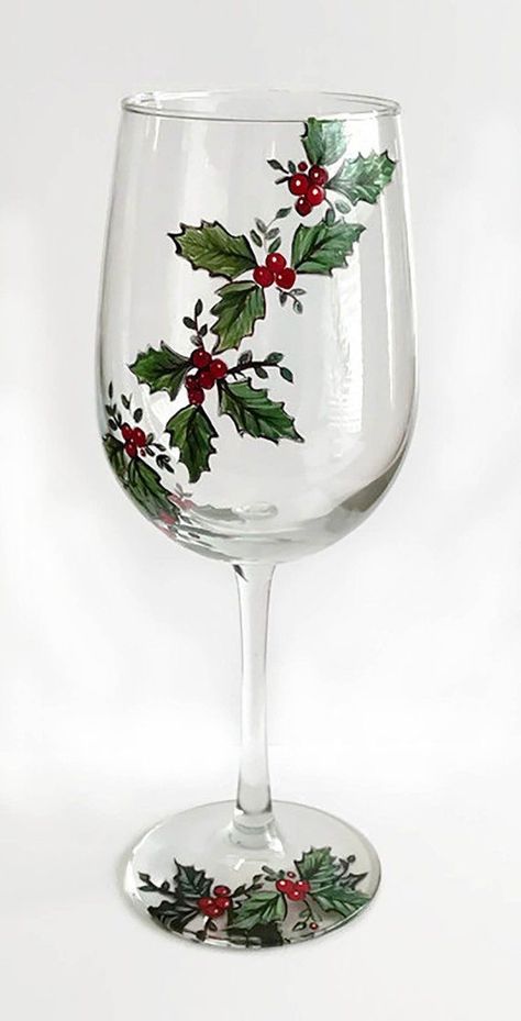 Painted Wine Glasses Christmas, Diy Wine Glasses Painted, Christmas Wine Glasses, Painted Glass Bottles, Wine Glass Designs, Diy Wine Glasses, Decorated Wine Glasses, Hand Painted Glasses, Glass Painting Designs