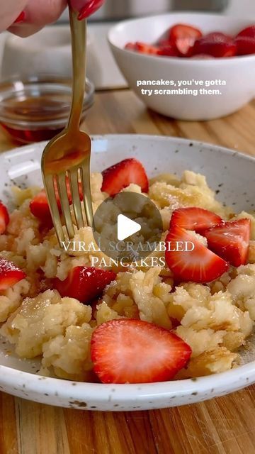 Nicole Keshishian Modic | KALEJUNKIE® on Instagram: "@kalejunkie // VIRAL SCRAMBLED PANCAKES 🥞 Because I think we can all agree, the most annoying part of making pancakes is flipping them and hoping they come out looking like an actual pancake — instead of going through that effort, just scramble them like you would if you were making scrambled eggs. Oddly, I like the taste more this way too—kind of reminded me of a funnel cake. Top with powdered sugar and berries for a yummy breakfast. IB: @archivedchef⁣
⁣
#pancakes #viralrecipes #pancakerecipes #viralrecipes #viralfoodtrends #trending" Scrambled Pancakes, Egg Pancake, Making Pancakes, No Egg Pancakes, How To Make Pancakes, Funnel Cake, Food Trends, Breakfast Foods, Pancake Recipe